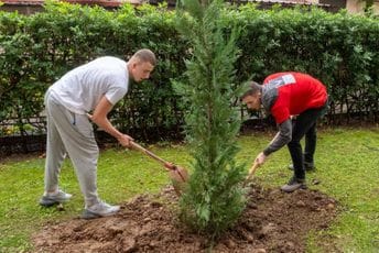 Sadnja drveća u Ekonomskoj školi „Mirko Vešović“ u Podgorici (VIDEO i FOTO)