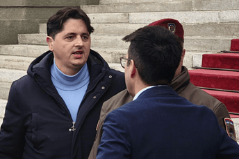 Hospitalizovan poslanik SNS-a koji štrajkuje glađu ispred Skupštine Srbije