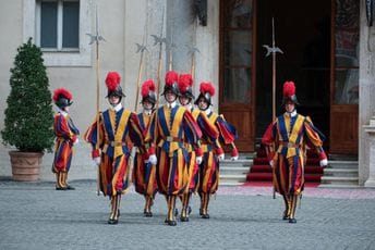 Vatikan: Pokrenuta istraga nakon što je pripadnik papine garde pljunuo prema dvije Jevrejke