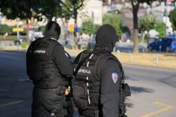 Stravičan zločin kod Doboja: Muškarac ubio ženu sjekirom Stravičan zločin kod Doboja: Muškarac ubio ženu sjekirom