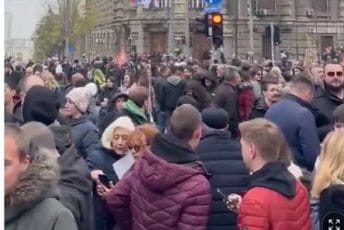 Hiljade ljudi u Beogradu okružilo zgradu Generalštaba, žele spriječiti izgradnju Trampovog kompleksa