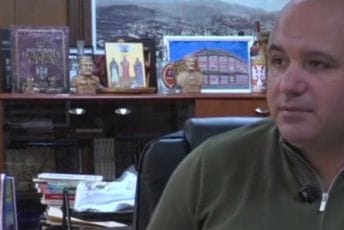 (VIDEO) Dario Vraneš svoj kabinet „obogatio“ minjaturom biste četničkog vođe Draže Mihailovića, tvrdi da je to figura njegovog đeda