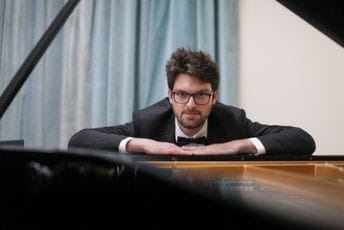 Pijanista Simo Šišević nastupa u Beranama, na repertoaru djela Betovena, Šopena, Bramsa i Rahmanjinova