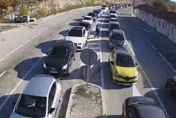 (FOTO) Pogledajte kako je na crnogorskim granicama: Formirale se ogromne kolone