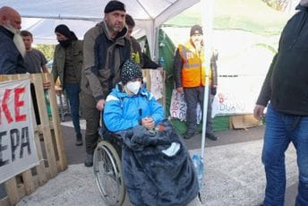 Dijana Hrka 13. dan štrajkuje glađu: Kreće se u kolicima, studenti joj pružaju podršku