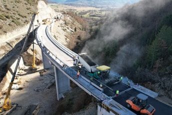 (FOTO) Na gradilištu Vrulja - Mijakovići radovi teku punom parom: Završen prvi sloj asfalta na mostu broj 1 (FOTO) Na gradilištu Vrulja - Mijakovići radovi teku punom parom: Završen prvi sloj asfalta na mostu broj 1