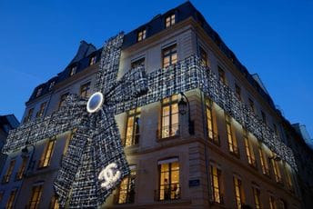 Lopovi sa puškama i sjekirama pokušali krađu u butiku Šanel u Parizu