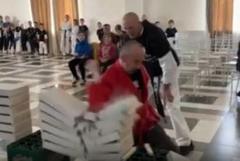 Beranac Žarko Janković oborio Ginisov rekord, slomio 109 betonskih ploča držeći u ruci živo jaje