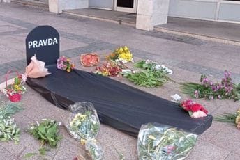 Performans "sahrana pravde" ispred igrade SDT-a