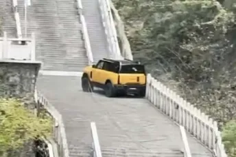 (VIDEO) Cheryijev uspon uz 999 stepenica završio spektakularnim neuspjehom