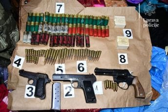 Budvanka nakon svađe sa ocem pozvala policiju: Pretresli stan, oduzeto više pištolja i municija različite vrste i kalibra