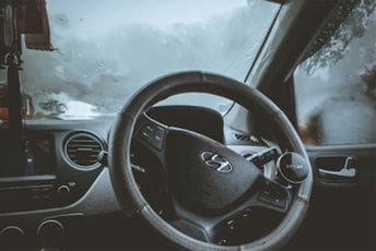 Evo kako najlakše da odmaglite stakla u automobilu