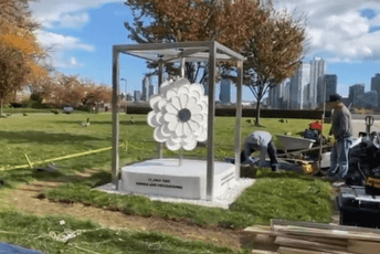 UN danas otkriva spomenik žrtvama genocida u Srebrenici: "Cvijet koji će čuvati istinu"