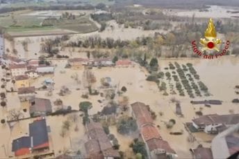 (VIDEO) Dramatično na granici Italije i Slovenije: Ljudi na krovovima čekaju evakuciju, više osoba se vodi kao nestalo u poplavama