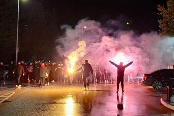 (VIDEO) "Crna Goro, volim te": Najvatreniji crnogorski navijači stigli ispred podgoričkog stadiona