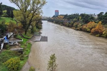 Za svega 12 sati: Osjetan rast vodostaja crnogorskih rijeka, Morača nabujala u centru Podgorice (FOTO)