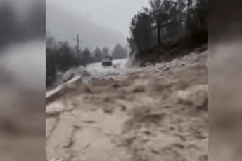 Albanija: Više sela odsječeno, izgorjela kuća, ljudi bili 'zarobljeni' na putevima, naselja pod vodom