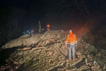 (FOTO/VIDEO) Nevrijeme u Kolašinu napravilo velike probleme: Bujice odnijele mostove, klizišta blokirala puteve, poplavljena i domaćinstva...