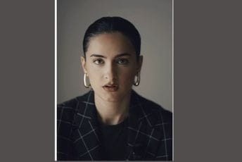 Potresni apel influenserke nakon femicida u Mostaru: „Svi primijete kad si nenašminkana, niko djevojku koja bježi od pištolja” Potresni apel influenserke nakon femicida u Mostaru: „Svi primijete kad si nenašminkana, niko djevojku koja bježi od pištolja”