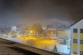 (VIDEO) Snijeg u Pljevljima: Pogledajte kako večeras izgleda grad pod pahuljama