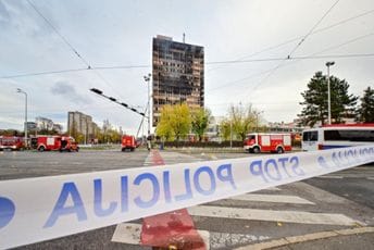 Zagreb: Požar u soliteru i dalje nije ugašen, statičari vatrogascima naložili da napuste zgradu