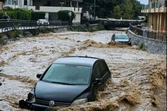 (FOTO) Rijeka Grđevica iznenadila Budvane: "Parkingom" potekla bujica i poplavila automobile