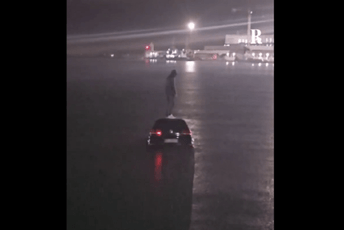 (VIDEO) Bari: Albanac automobilom upao u more, uspio da razbije staklo i popne se na krov