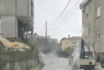 (VIDEO) Komunalna inspektorka iz Tivta dovršava kuću koju je dogradila „na divlje“