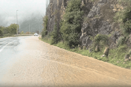 Obustave saobraćaja na više dionica zbog odrona i vode na kolovozu, oprez zbog smanjene vidljivosti