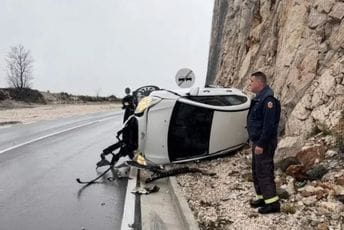 Saobraćajna nezgoda na Obzovici: Vozilo udarilo u stijenu i prevrnulo se