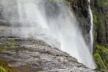 Obrnuti vodopad: Tajanstveno mjesto na kojem se voda „penje“ umjesto da se sliva niz planinu
