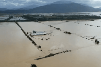 U Albaniji složena situacija: Sela izolovana, porodice evakuisane, bujice nosile mostove i uništavale puteve