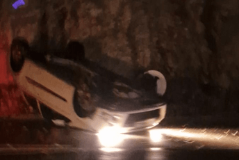 Auto završio na krovu na putu Budva - Cetinje