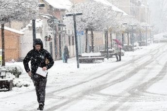 (FOTO) Snijeg zabijelio Hrvatsku, napravio probleme u saobraćaju: Olujna bura prevrnula kamper, povrijeđena žena