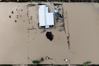 Albanija pod vodom: Pronađeno tijelo žene, ogromna šteta pričinjena u ruralnim krajevima Albanija pod vodom: Pronađeno tijelo žene, ogromna šteta pričinjena u ruralnim krajevima