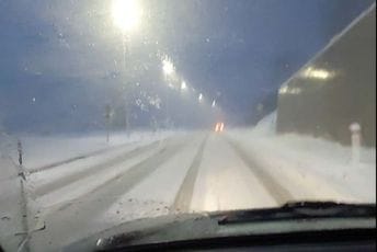 (VIDEO) Pogledajte kako je trenutno na sjeveru Crne Gore: Snijeg i poledica, otežano se saobraća