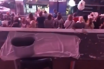 (VIDEO) Prokišnjavao krov tokom koncerta Bijelog dugmeta u Podgorici: Dio publike otišao kući