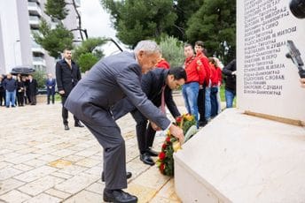 Položeni vijenci na Topolici i Domu revolucije; Raičević: Njegujući antifašistički korijen, danas imamo obavezu da gradimo evropsku budućnost Crne Gore Položeni vijenci na Topolici i Domu revolucije; Raičević: Njegujući antifašistički korijen, danas imamo obavezu da gradimo evropsku budućnost Crne Gore