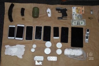 U Budvi oduzeto oružje, tablete, nepoznata supstanca: Troje Podgoričana će odgovarati prekršajno, dvoje Budvana krivično i prekršajno