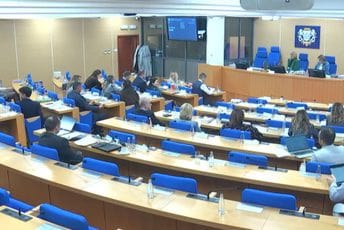 Spomen-ploča Amfilohiju i Đečeviću posvađala odbornike Glavnog grada Spomen-ploča Amfilohiju i Đečeviću posvađala odbornike Glavnog grada