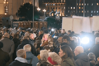 Beograd: Skup solidarnosti sa novinarima N1 ispred Skupštine, prisutni i novinari Informera sa svojim transparentima Beograd: Skup solidarnosti sa novinarima N1 ispred Skupštine, prisutni i novinari Informera sa svojim transparentima