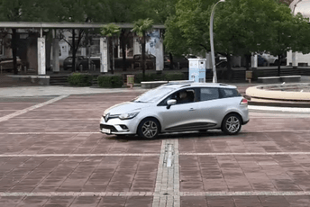 (VIDEO) Službenim vozilom preko Trga nezavisnosti u Podgorici