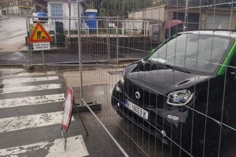 (FOTO) Rijeka: Automobil upao u rupu na gradilištu