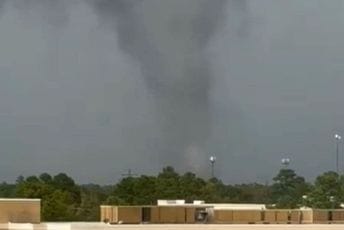 (VIDEO) Tornado pustoši Hjuston: Stotine kuća oštećeno, hiljade bez struje