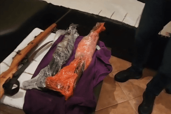 Pretres u Komanima: Kod lica bliskog OKG pronađeno nekoliko pušaka