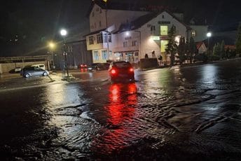 Poplave u BiH: Izlile se rijeke, pojedini putevi zatvoreni, u Hercegovini evakuisana jedna porodica Poplave u BiH: Izlile se rijeke, pojedini putevi zatvoreni, u Hercegovini evakuisana jedna porodica