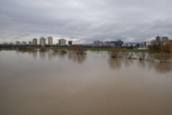 (FOTO) Rijeka Sava se izlila iz korita u Zagrebu, raste i vodostaj rijeka na području Karlovca