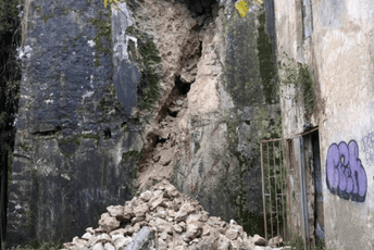 Herceg Novi: Obrušio se stari zid, mještani strijepe da će ostati blokirani Herceg Novi: Obrušio se stari zid, mještani strijepe da će ostati blokirani