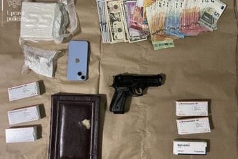 Policija pretresla stan Cetinjanina: Pronašli 700 grama kokaina, pištolj, novac u nekoliko valuta...