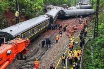 Voz naletio na radnike u Kini: Poginulo 11, povrijeđene dvije osobe